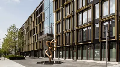 Außenansicht des NOVE Gebäudes mit Skulptur im Vordergrund