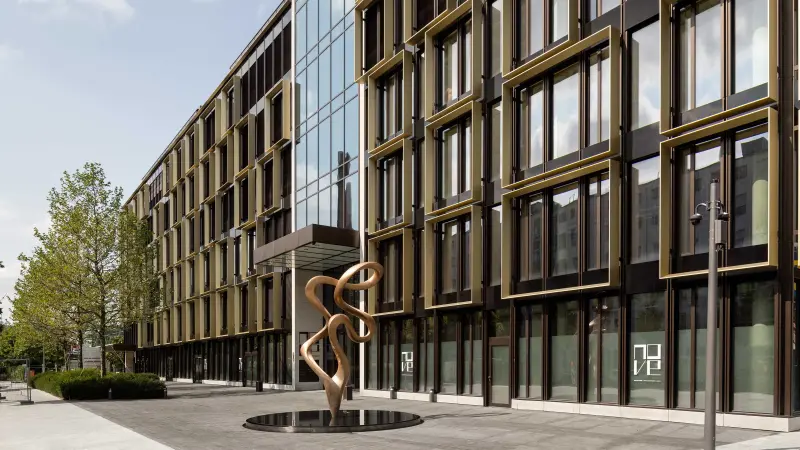 Außenansicht des NOVE Gebäudes mit Skulptur im Vordergrund