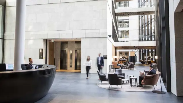 Innenansicht des Empfangsbereichs mit Gästen