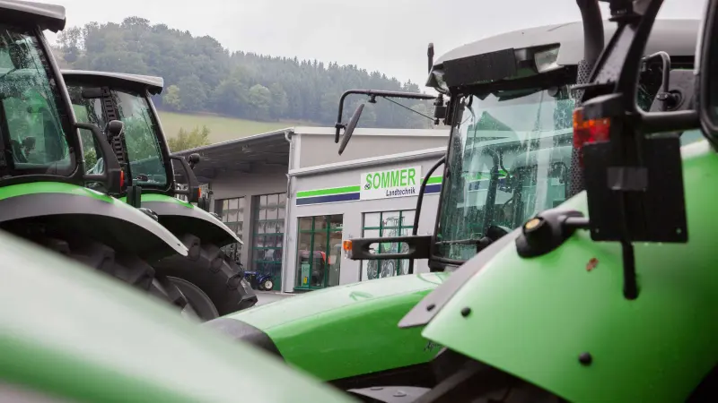 Landmaschinen stehen auf dem Außengelände der Firma