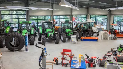 Großes Sortiment von Landmaschinen in der Firmenhalle