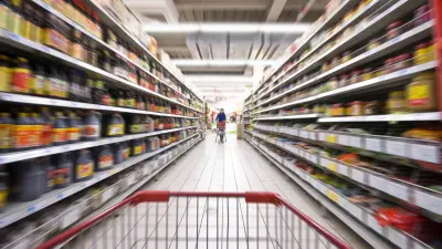 Einkaufswagen in Supermarkt zwischen Regalen
