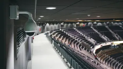 Kamera in der Arena mit Blick auf die Sitzreihen