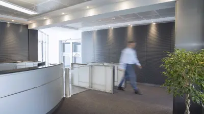 Mitarbeiter geht durch den Empfangsbereich