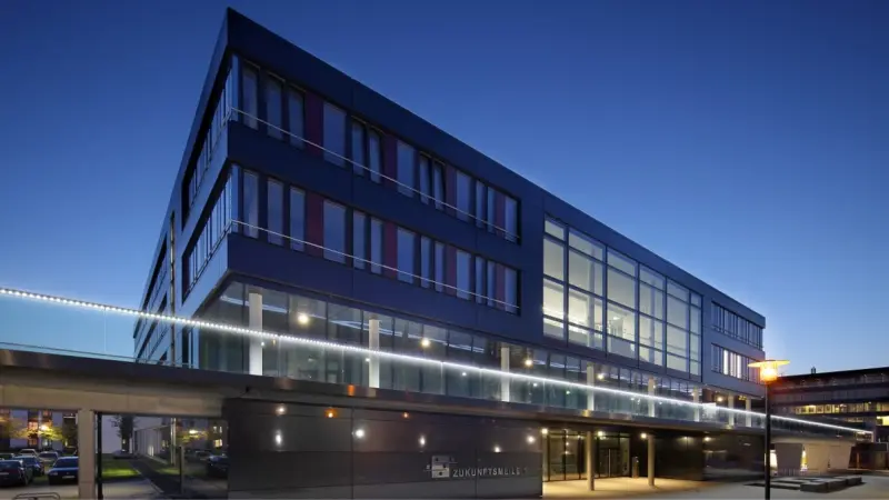 Universität Paderborn von außen mit Gebäudeautomation von Bosch