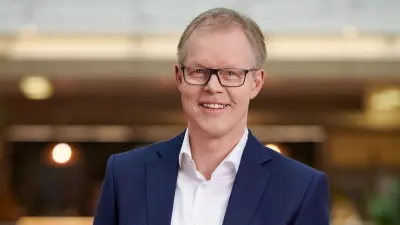 The picture shows a portrait of Mr Thomas Quante. He is wearing a suit without a tie, glasses, has short hair and a friendly expression. 