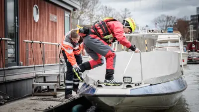 Björn Kockrick besteigt ein Boot der Wasserwacht, wo er ehrenamtlicher Helfer ist