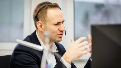 Björn Kockrick bespricht mit seinem Kunden am Telefon die beste Lösung
