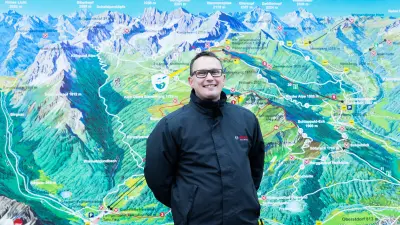 Michel Huger vor der Karte mit dem Panorama der Allgäuer Berge