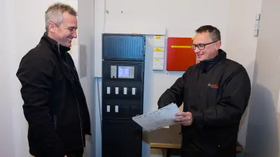 Michel Huger testet gemeinsam mit seinem Kollegen Roland Simion die Brandmeldeanlage