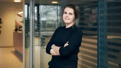 Porträtfoto der Software-Entwicklerin Sarah Schwarz