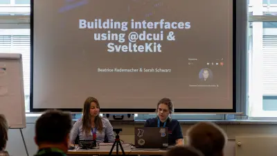 Sarah Schwarz und Beatrice Rademacher bei ihrem Vortrag auf der #DOSHConf23