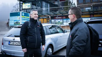 Roland Simion trifft seinen Kollegen Michel Huger auf dem Parkplatz