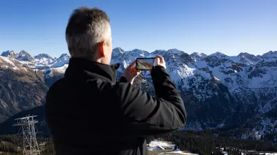 Roland Simion macht ein Foto von der wunderschönen Allgäuer Bergwelt