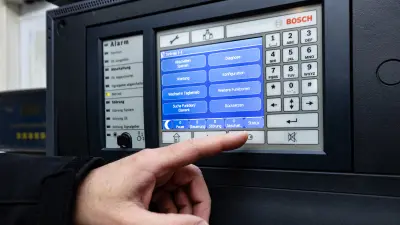 Roland bedient das Touchpad der digitalen Brandmeldeanlage von Bosch Building Technologies