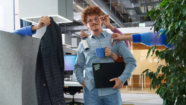 Ein Roboter kämmt den Bart des LikeABosch-Schauspieler Shawn.