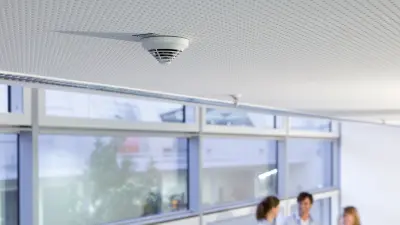Czujka pożarowa w budynku biurowym