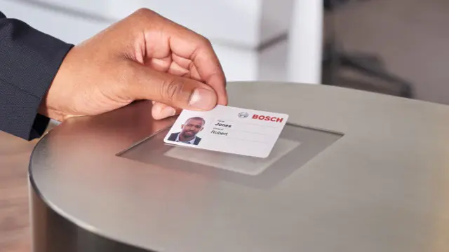 Kontrolowanie dostępu za pomocą modułowego kontrolera dostępu Bosch