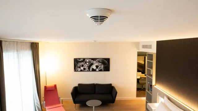 Czujka Avnear 4000 w pokoju hotelowym