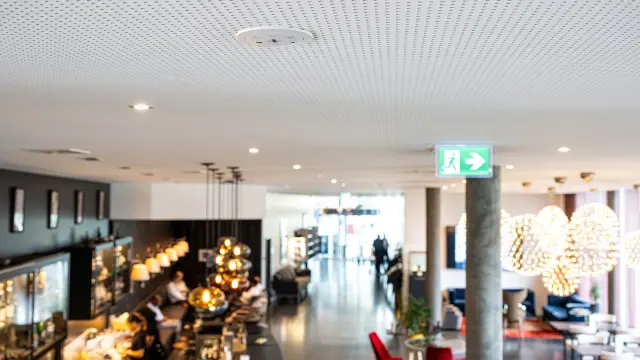 Niewidzialna czujka na suficie hotelu Modern Times