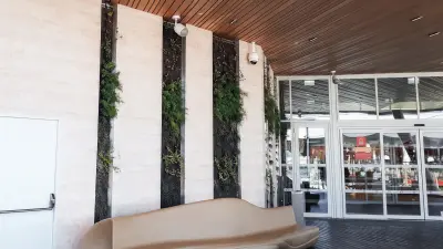 Wejście do centrum handlowego i zintegrowane kamery.