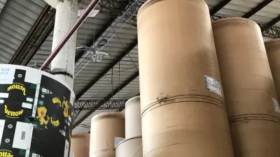 Kamery AVIOTEC zamontowane u stropu w magazynie fabryki papieru