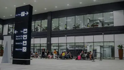 Mensen die in de terminal zitten