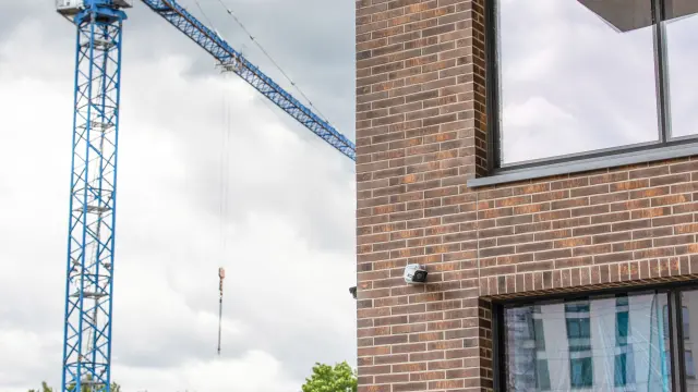 Kamera zainstalowana na zewnętrznej ścianie jednego z budynków w Porcie Praskim