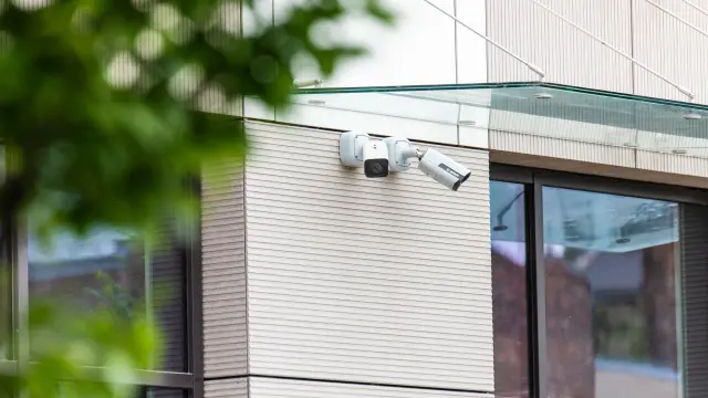 Dwie kamery do kontroli aktywności na zewnątrz budynków