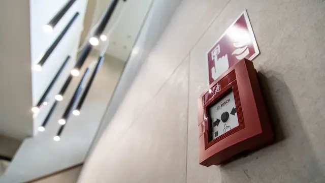 Przycisk alarmu przeciwpożarowego w jednym z budynków Portu Praskiego