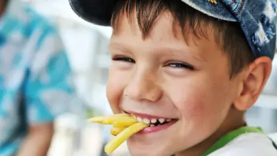 Ребенок ест картофель фри