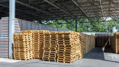 Большой склад для многочисленных огромных рулонов бумаги