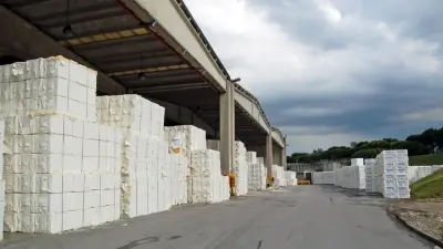 Крупный уличный склад бумаги и картона с крышей