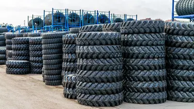 Крупный уличный склад бумаги и картона с крышей