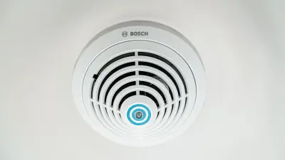 Detector de incendios automático Bosch FAP-425-DOTCO-R con dos anillos de color azul alrededor de un LED central