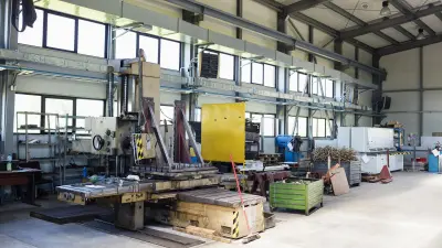 nave de producción de grandes dimensiones con cinta transportadora, techo alto y con detector automático de incendios Bosch en el techo