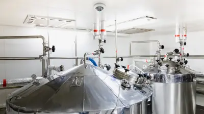 Sala de producción farmacéutica con detector de incendios automático de Bosch en el techo
