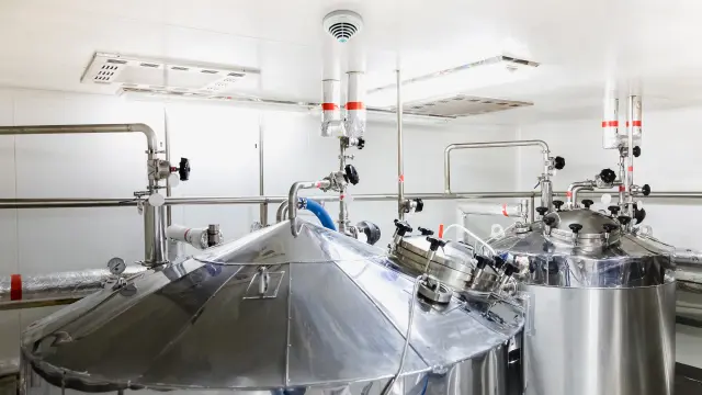 Sala de producción farmacéutica con detector de incendios automático de Bosch en el techo