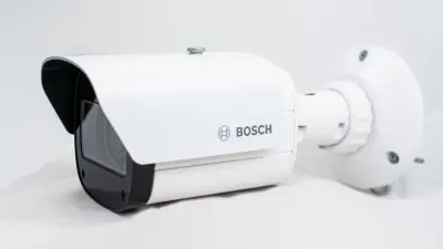 Beyaz arka planda Bosch AVIOTEC 8000i IR kamera