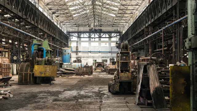 Kirli bir ortama sahip endüstriyel üretim alanı.