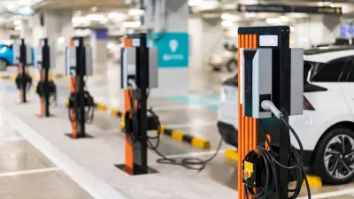 Kapalı otoparkta şarj olan bir dizi elektrikli araba