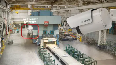 Dumanı işaret eden ve olası bir yangın tehdidini uyaran Bosch AVIOTEC 8000i IR kameraya sahip üretim alanı 