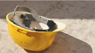 Yerde duran sarı bir miğferin yakınlaştırılmış görüntüsü