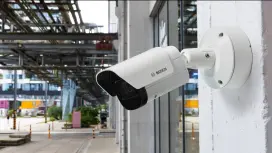 Una cámara de seguridad de vídeo que protege el exterior de un edificio