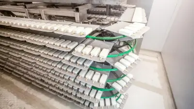 üretim ortamında raflara yığılmış çubuk dondurmalar