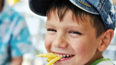 Petit garçon mangeant des frites Richetti 