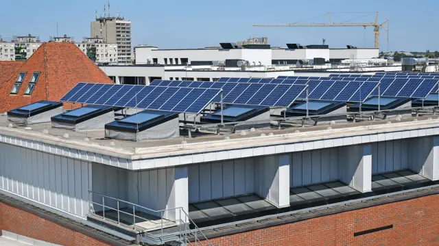 Fotovoltaico sul tetto: pannelli solari su un tetto