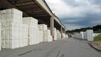 Pallet di farmaci in magazzini semiaperti