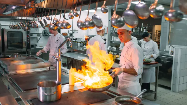 Cucina dell'hotel con diversi cuochi