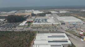 无人机飞越奥瓦尔博世工厂时拍摄的短片，展示了屋顶上的新光伏装置